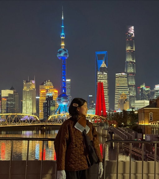 🎆 NYE in Shanghai with old friends, new friends, and a new family member!!! — LIST OF RECS I did/ate that I can’t wait to do again 🤓 

foods
- Duli
- Vegegood
- 张师傅早餐店

shops
- naze naze
- shardaa
- park life
- sale e pepe
- paper moon books

drinks
- junto (0alc apfelschorle)

art
- long museum
- rockbund
- m50

Twas such a fun trip! I feel so lucky to reconvene with so many friends this week :’) I never do anything for nye so this 2025/26 transition was quite a hoot– I might even exit my house again for next year :0