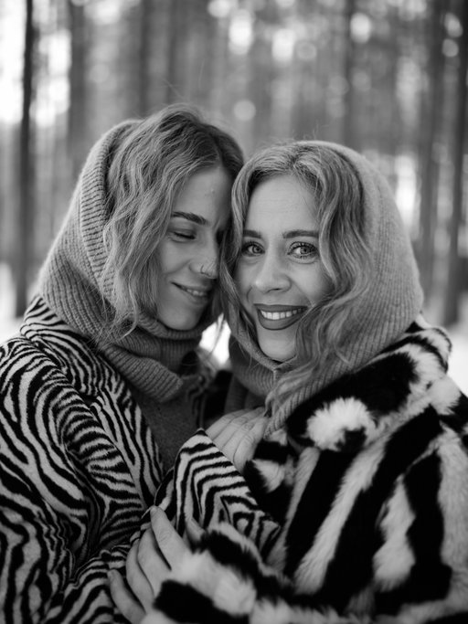 We fight hard but we love harder ❤️‍🔥

📸 @butevicu.foto 

#sisterlove
#twinflame
#forevermybestfriend