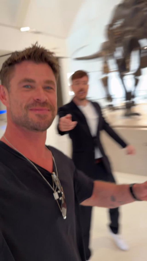 I swear he kinda looks like @chrishemsworth