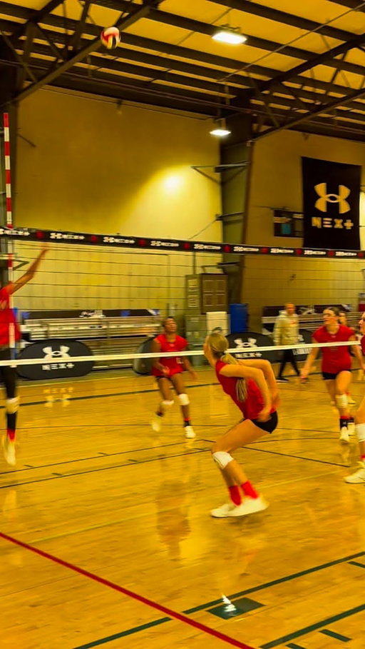 No doubles? No problem. 

+100 points for creativity 😉 @mallory__matheny @uanextvolleyball 

#setter #settergang #setters