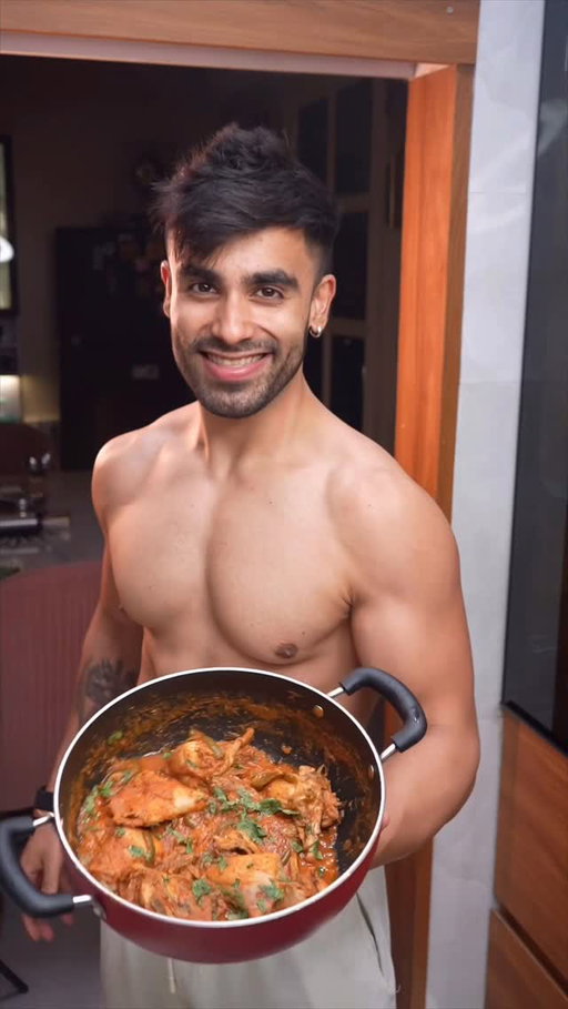 ZERO-OIL CHICKEN🍗 

A flavour-packed Zero-Oil Chicken cooked entirely in water no oil added!
Perfect for weight loss, clean eating, and guilt-free indulgence. Juicy chicken simmered with aromatics, spices, capsicum, yogurt, and a splash of soy for a rich, thick gravy without a single drop of oil.

📝Total macros of the whole bowl: 

Calories: 850
Protein: 155g
Carbohydrates: 17g
Fat: 18g

Pro Tip: Get all my favourite low calorie recipes in one place, in the RECIPE BOOK 2.0 (link in bio)🔗 🔗

Ingredients
• Chicken – 500 g
• Water – enough to simmer
• Onion – 1 medium, sliced
• Ginger – 1 inch, chopped
• Garlic – 5–6 cloves, chopped
• Green chillies – 2, slit
• Salt – to taste
• Black pepper – ½ tsp
• Red chilli powder – 1 tsp
• Tikka Masala - 1 tsp
• Corriander Powder - 1 tsp
• Soy sauce – 1 tbsp
• Capsicum – ½ cup, chopped
• Lemon juice – 1 tbsp
• Yogurt – 3–4 tbsp
• Fresh coriander – handful
• Fresh mint – handful

Method
1. Boil water in a pan and add the chicken. Cover and cook for a few minutes.
2. Add onion, ginger, garlic, green chillies, salt, black pepper, and red chilli powder. Mix well and cook covered on low heat.
3. Add soy sauce, capsicum, lemon juice, and yogurt. Cook until the chicken is fully done and the gravy thickens.
4. Finish with fresh coriander and mint.
5. Serve hot!

#recipe #chicken #zerooilcooking #nooil #healthy