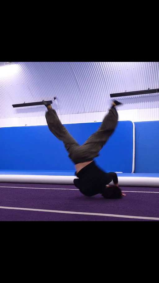 Re-learning to not be scared of this move lol

I had one slightly cooked landing on this move like last year where I just didn't put enough into it and slammed my knee into the floor, not even bad at all just hella rug burn 😅 but it got a little freaky to do after that so I'm locking in again to get it back to where it was

You'll catch me doing these in battle in the @adrenaline_tricking league soon enough 👺

#tricking #acrobatics #flips #gymnastics