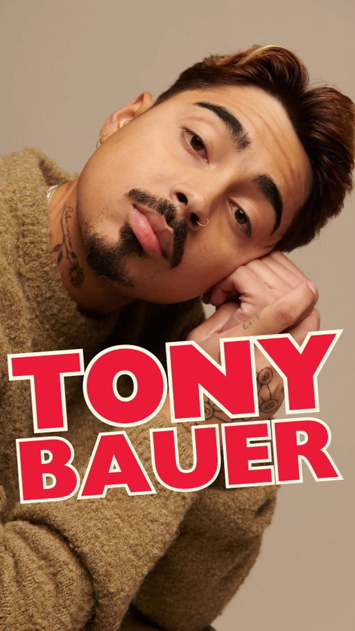 Wie brauchen Eure Hilfe! Wir suchen den Arzt, der Tony Bauer das Leben gerettet hat als er  8 Jahre alt war. Im Podcast spricht Tony über seine schwere seltene Krankheit, das sog. Kurzdarmsyndrom. Wir möchten gemeinsam mit Euch diesen Arzt finden! Schreibt uns eine DM oder Email, wir sind für jeden Hinweis dankbar. ❤️ Und hört Euch diese schöne Podcast-Folge an.

Fotocredit: Max Kopp