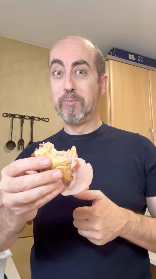 ¿Cual de los dos prefieres?😜🥖
Cuando tienes poco tiempo, pero muchas ganas de comer bien. Solo necesitas un buen pan rústico con buenos ingredientes y tendrás un bocata crujiente y brutal. Apúntate estos dos bocadillos italianos para darte un gustazo en tiempo récord.
Guárdalo y compártelo con quien siempre dice “¿qué cenamos?”
•
CAPRESE Y PROSCIUTTO:
Pan rústico de leña
Jamón serrano
Tomate
Albahaca fresca
Mozzarella
AOVE
Pimienta negra
•
Abre el pan, echa un poquito de aceite de oliva virgen extra en la parte interior de las dos caras. Pon unas rodajas de un buen tomate, pimienta negra, unas hojitas de albahaca fresca, la mozzarella por encima y termina con unas cuantas lonchas de jamón serrano o prosciutto italiano… se te rizan las pestañas!
•
MORTADELLA Y PARMESANO:
Pan rústico de leña
Mortadela italiana
Tomates secos en aceite
Parmesano o pecorino
AOVE
•
Abre el pan, echa un poquito de aceite de oliva virgen extra en la parte interior de las dos caras. Pon una capa de lonchas de mortadela italiana, coloca unos tomates secos en aceite por encima, unas lascas de parmesano o pecorino romano por encima y termina con unas cuantas lonchas más de mortadela. Empiezas y no puedes parar… está impresionante!
•
