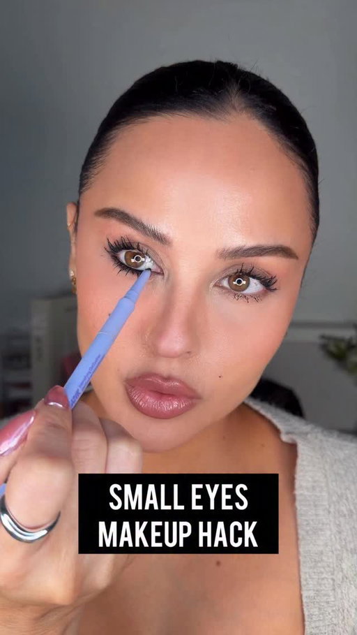 If you have small eye, skip the waterline 👀
watch your eyes open UP ✨

Pencil brush @morphebrushes E36
Black pencil liner @kosas Hypnotize
Brown pencil liner @kvdbeauty Axinite brown

#makeup #makeuphack #makeuptips #eyeliner #eyelinerhacks #smalleyes
