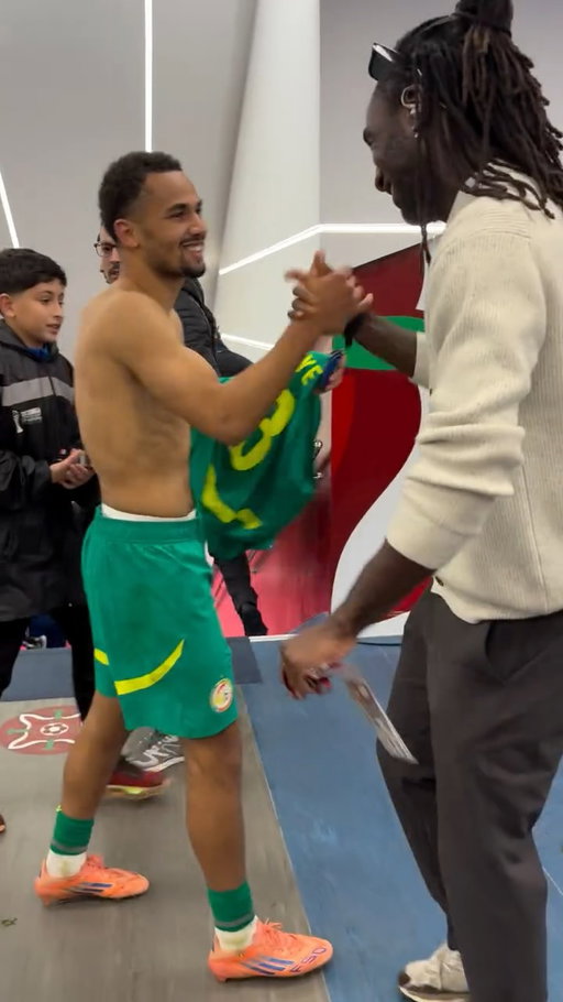 🇸🇳🇪🇬 Sénégal vs Égypte
Notre consultant  @johan_djourou repart avec le maillot de Iliman Ndiaye @ilimanndiaye10 🔥
Auteur d’un très gros match face à l’Égypte, Ndiaye a régalé… et le respect est total 🤝⚽️
On valide fort 👏✨

🎥 @sol_ange_drl 
#Sénégal #can #ndiaye #demifinale
