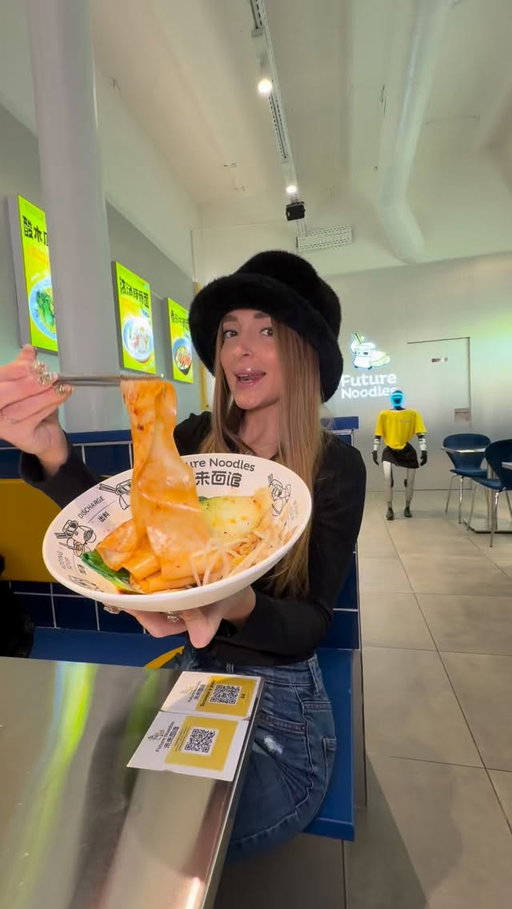 Restaurante especializado en NOODLES con robots 🍜 @futurenoodles2025 
#parati #fyp #viral #fypシ #comida