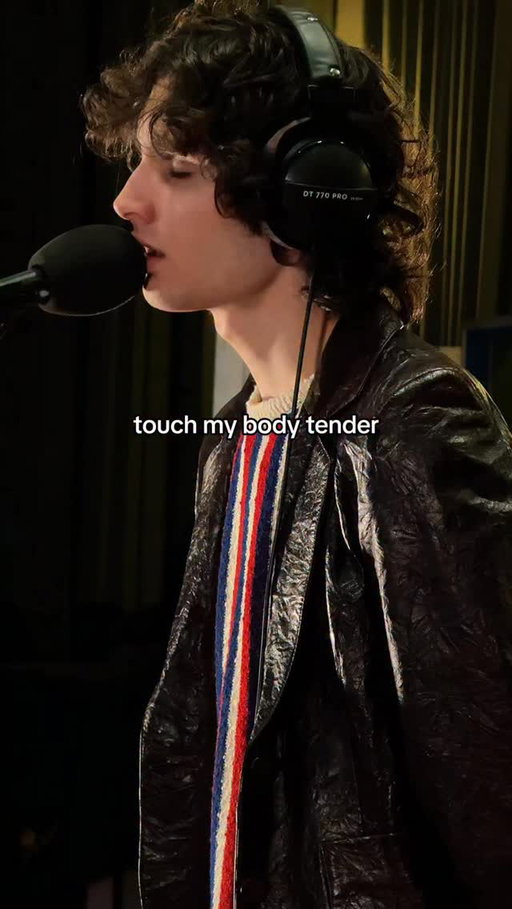 why was i kissing the mic @bbcradio1