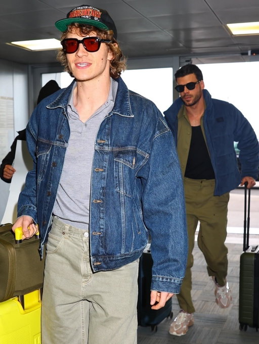 Connor Storrie & François Arnaud catch a flight out of NYC together after a busy few days promoting “Heated Rivalry.” Tap this post in the LINK IN BIO to see more photos of the co-stars at the airport!
#ConnorStorrie
#FrancoisArnaud
#HeatedRivalry
Photos: @backgrid_usa