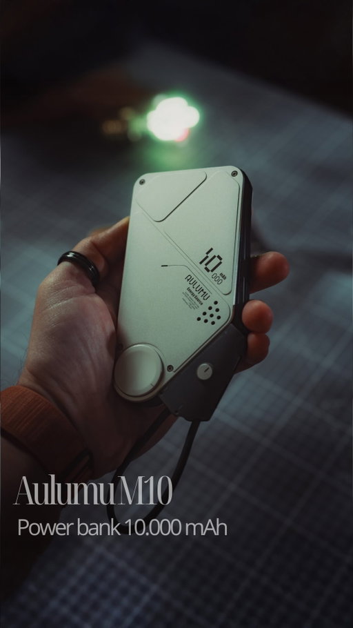 Ecco il nuovo M10 Power Bank da 10.000 mAh 🔋⚡️

È la soluzione definitiva per chi è sempre in movimento: ricarica in un colpo solo Apple Watch, iPhone, AirPods e iPad. Il dettaglio geniale? 

Il cavo integrato che funge sia da pratico laccetto per il trasporto che da uscita USB-C per la ricarica.

Design incredibile e funzionalità al top. Aulumu non sbaglia un colpo! 🤯

@aulumu_official 

#powerbank #iphone #airpods #applewatch #techaccessories