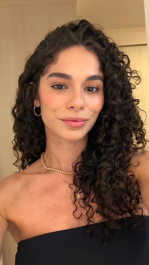 finalização para secar o cabelo com o difusor 🫶🏼
ps: estou precisando muitooo cortar as pontinhas, mas só quando eu voltar de férias heheh 
produtos: 
- spray multifuncional @hidratei 
- óleo elixir ultimate rose @kerastase_official 
- creme nutri waves @apicecosmeticos 
- gelatina modelando a juba @widicare 
.
#cabelocacheado #cachos #finalização