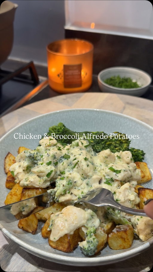 Top 5 Recipes of 2025 — No. 4 - Alfredo Chicken Potatoes 

Thought I would upload the recipes you guys loved the most in 2025, this one went super viral with a total of 30 million views across all my channels! 

Follow @kimberlys_journeyy for more recipes like this⤵️

For the chicken:
- 300g chicken breast 
- Tsp garlic granules, Italian herbs and onion granules 
- Salt & pepper 

For the sauce: 
- 400g potatoes 
- 100g broccoli
- 60ml reduced fat double cream OR reduced fat Alfredo sauce 
- 100g @philadelphia_uki lightest
- 2tbsp lighter butter
- 2 crushed garlic cloves 
- Tsp oregano 
- 20g parmesan

Start off by cooking your potatoes, cut them into small cubes, boil for 4 mins. Drain and then add all the seasonings and some spray oil and cook in the airfryer for 20 minutes until they are nice and crispy. 

Dice the chicken and you then want to add to a bowl with all the seasoning.

You can then cook the chicken however you like. I I fried mine off in a pan until cooked through. 

Whilst the chicken is cooking, boil your broccoli. Once this is cooked add it the pan with the chicken. 

Then crack on with the sauce, add the butter to the pan with your chicken, then fry the garlic & oregano. Fry off for a minute or so, then stir in the cream and cheeses.

Bring sauce to a simmer, once the broccoli is cooked stir this through the sauce. 

Sprinkle in some fresh parsley and serve in bowls with the chicken on top of the potatoes.