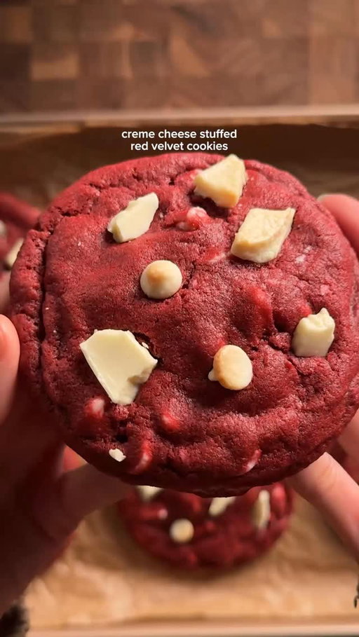 cream cheese stuffed red velvet cookies
filling:
4oz cream cheese, soft
1/8 cup (25g) granulated sugar
1/4 tsp (1g) vanilla
*cream it all together until smooth and scoop into small portions. about 1-2 tsp in size. freeze for at least 30 min until its solid. i made a double batch in the vid so dw if it looks diff :)

dough:
1 cup (226g) unsalted butter, soft
3/4 cup (150g) light brown sugar
1/4 cup (50g) white sugar
1 large egg + 1 egg yolk
1 1/2 tsp (6g) vanilla extract
red gel food coloring (until desired color)
2 1/2 cups (300g) ap flour
1/2 tsp (3g) salt
1 tsp (6g) baking soda
1 1/2 tbsp (12g) cocoa powder
1/8 tsp (0.5g) cream of tartar
1 1/2 cups (240g) white chocolate chips
*cream together the butter and sugars. then mix in the egg and vanilla. once smooth, add in the food coloring (or beet root powder if going natural). in another bowl, whisk together the flour, salt, baking soda, cocoa powder (dutch processed), and cream of tartar. add the dry to the wet and mix, then add in the white chocolate chips. optional: save a bit of chocolate to add on top of the cookies before baking. scoop the dough and set in the fridge for at least an hour. bake at 350 for 12-15 min #redvelvet #cookies #recipe