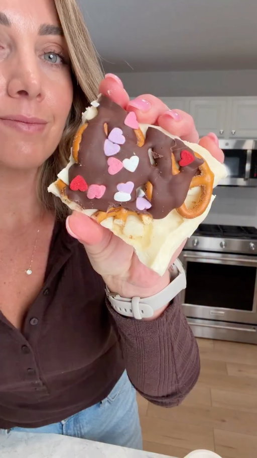 Fun little snack for the girls for after school and it’s one I want to snack on too! 🥨💗 

• 1 cup 0% nonfat Greek yogurt @fage (can use 5% too!) 
• 1 scoop vanilla protein powder @pescience 
• option honey if you need sweetened 

Mix and taste to decide if you want sweeter depending on your protein and spread on parchment paper!

• top with one serving of @kindlingsnacks churro protein pretzels (full or broken you do you!) 

Place in the freezer until hard! 

• 1/2 cup chocolate chips 
• 1/2-1 tbsp coconut oil 

Add to a bowl and microwave until melted and pour on-top of the yogurt and pretzels. Add sprinkles or whatever toppings you want and pop back in the freezer until hard. 

Thaw for a minute and break it up when you’re ready to enjoy!! 

If you break into ~ 6 pieces it’s roughly 175 calories and 11 grams of protein.  Will depend on ingredients used!