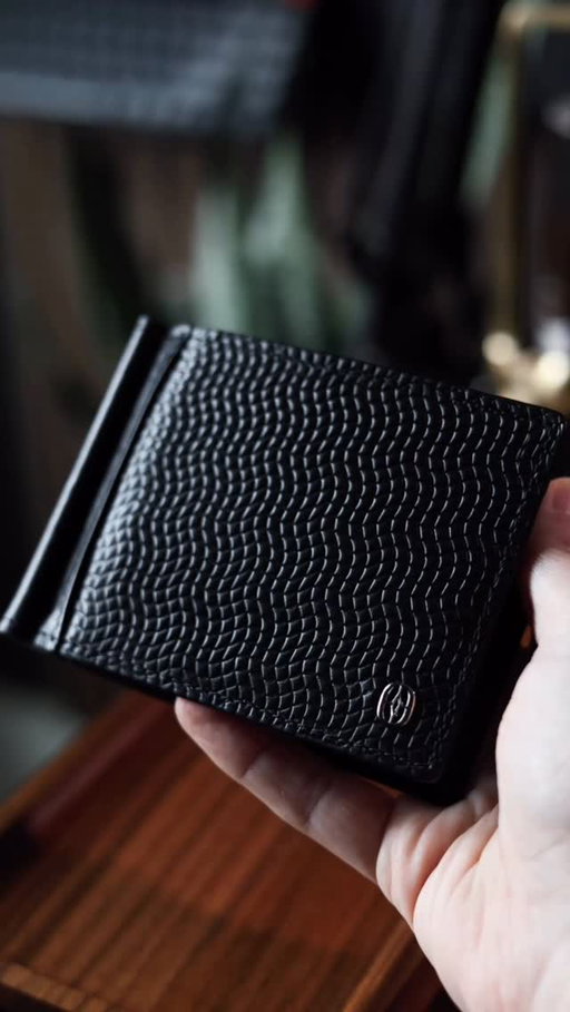 The little things you carry every day really do matter!
I’ve been using the Cosmo Wallet by @ferronato and it just feels right. It’s handcrafted in Italy, incredibly light, and you’d never guess it has RFID shielding inside. Such a lovely, thoughtful find. 

🔗 Check out the link in my bio!

#ferronato #wallet #rfid #everydaycarry