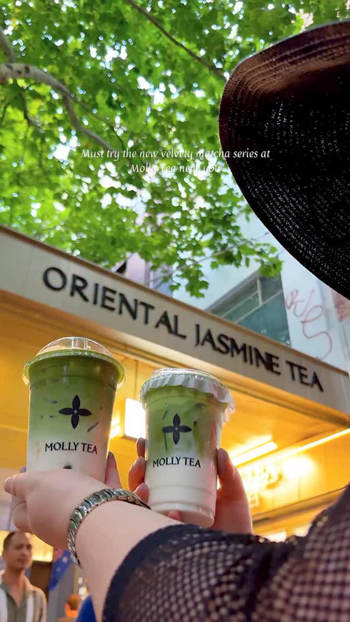 Save this for your next @mollytea_australia visit

MOLLY TEA has just launched the Velvety Matcha Series, a poetic collaboration with 上美影 (Shang Mei Ying) — and it’s honestly next level.

Ultra creamy, silky smooth, and incredibly delicious, every sip feels indulgent and comforting 

If you’re a matcha lover, this is an absolute must-try.
✨ Launching Australia-wide from 16 January
🍵 Purchase any Velvety Matcha drink and receive a complimentary incense piece (while stocks last)
🧵 Add a silk pouch for $6.99 (while stocks last)
🍵 Add a beautiful tea bowl for $12.99 (while stocks last)

This is more than a drink — it’s a whole matcha experience @mollytea_australia 

[invite] thanks a lot @curiousxcharlie for accompanying me. 

Melbourne, Victoria, Australia