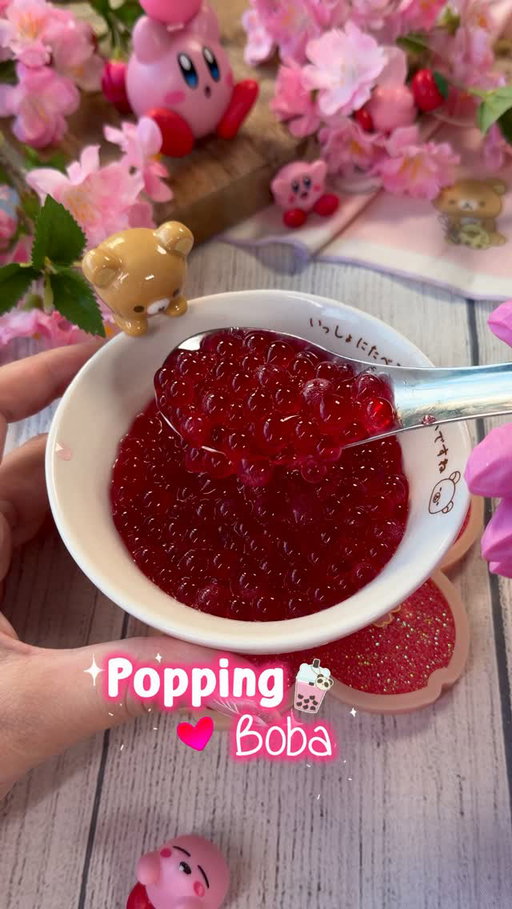 🌸POPPING BOBA 💖 

💖 Las bolitas para el bubble tea que explotan, más que una receta parece un experimento científico, puedes hacerlo con cualquier bebida y le dan un toque de sabor a todo. Los ingredientes para hacer esferificaciones los encuentras online
⁣
🌸INGREDIENTES
➖ 200 ml de la bebida que más te guste. 
➖ 3 gr de alginato de sodio
➖ 1 litro de agua
➖ 5 gr de lactato de calcio
➖ 200 gr de azúcar (no te preocupes porque no te la vas a comer, es solo para modificar la densidad del agua y que queden perfectamente redondas, puedes quitarla si quieres)
➖ un bol con agua

💖 Mezcla con una batidora la bebida con el alginato. Deja en la nevera mínimo 2 horas para que se quiten las burbujas y luego las bolitas no te floten
💖 Llena un bol con agua, añade lactato de calcio y azúcar y remueve hasta que se disuelva.
💖 Vete añadiendo el zumo a gotitas para que se formen las bolitas. Pásalas al bol de agua y déjalas un minuto antes de sacarlas
💖 Añadelas a tu bebida favorita

⁣
#recetasburpee_vet #postres #recetas