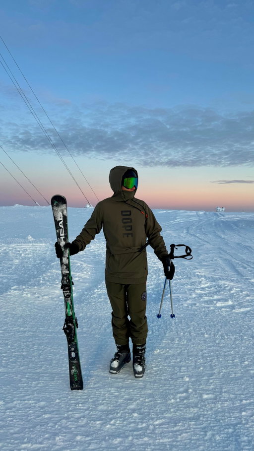 As a sunset lover this might be the greatest place on earth since the sky looks like this the ENTIRE day!🤩 

I do have to mention aswell that there is only about 3 hours of daylight per day, but atleast it looks like this;)

#sunset #skiing #travel #lapland #winter