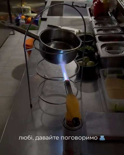Любі, хочемо поговорити 🫂

Цей тиждень був одним із найважчих для команди під час повномасштабного вторгнення. Після чергового обстрілу Києва країною-терористом майже все місто залишилось без світла, опалення та води. Тому, ми, як і всі бізнеси, працювали активніше, аби нагодувати, зігріти, здивувати та хоч трішки підняти настрій.

Та в ранок неділі генератор змерз. Ми не змогли вчасно відкрити двері, не змогли всіх нагодувати та переносили бронювання на невизначений час.

У понеділок та вівторок це повторилось. Але ми знали, що дива трапляються. Знали, бо бачили іскру в очах команди, не дивлячись на всі події. Знали, бо отримували від вас повідомлення та дзвінки, що ви готові чекати стільки скільки потрібно. А ще ми бачимо, як працюють наші енергетики, рятівники, комунальні служби та бачимо в яких умовах наші військові обороняють світло.

І тепер точно знаємо, що все на світі можливо завдяки людям. Завдяки нам з вами. 

Генератор працює, а ми продовжуємо дивувати та зустрічатись в нашому маленькому пункті незламності. Побачимось в Будинку Великого Дива!

Ваша команда чародіїв 💖