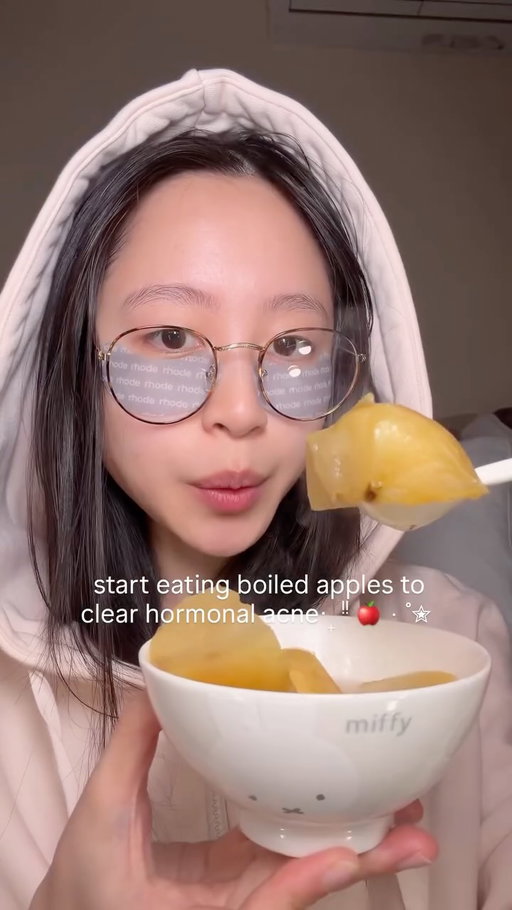Boiled apples taste soooo good ‧₊ ᵎᵎ 🍎 ⋅ ˚✮ Especially at night with cinnamon🤍 

A late night craving that is good for your skin🍎

#chineseamerican #clearskintips #clearskin #skincaretip #chineseculture ​⁠ @popflex_active @rhode eye patches 

ASMR, sherry, hot water, boiled apples, chinese traditional medicine, asian culture, asian food, chinese food, In my Chinese era, eat your skincare, acne tips for acne skin