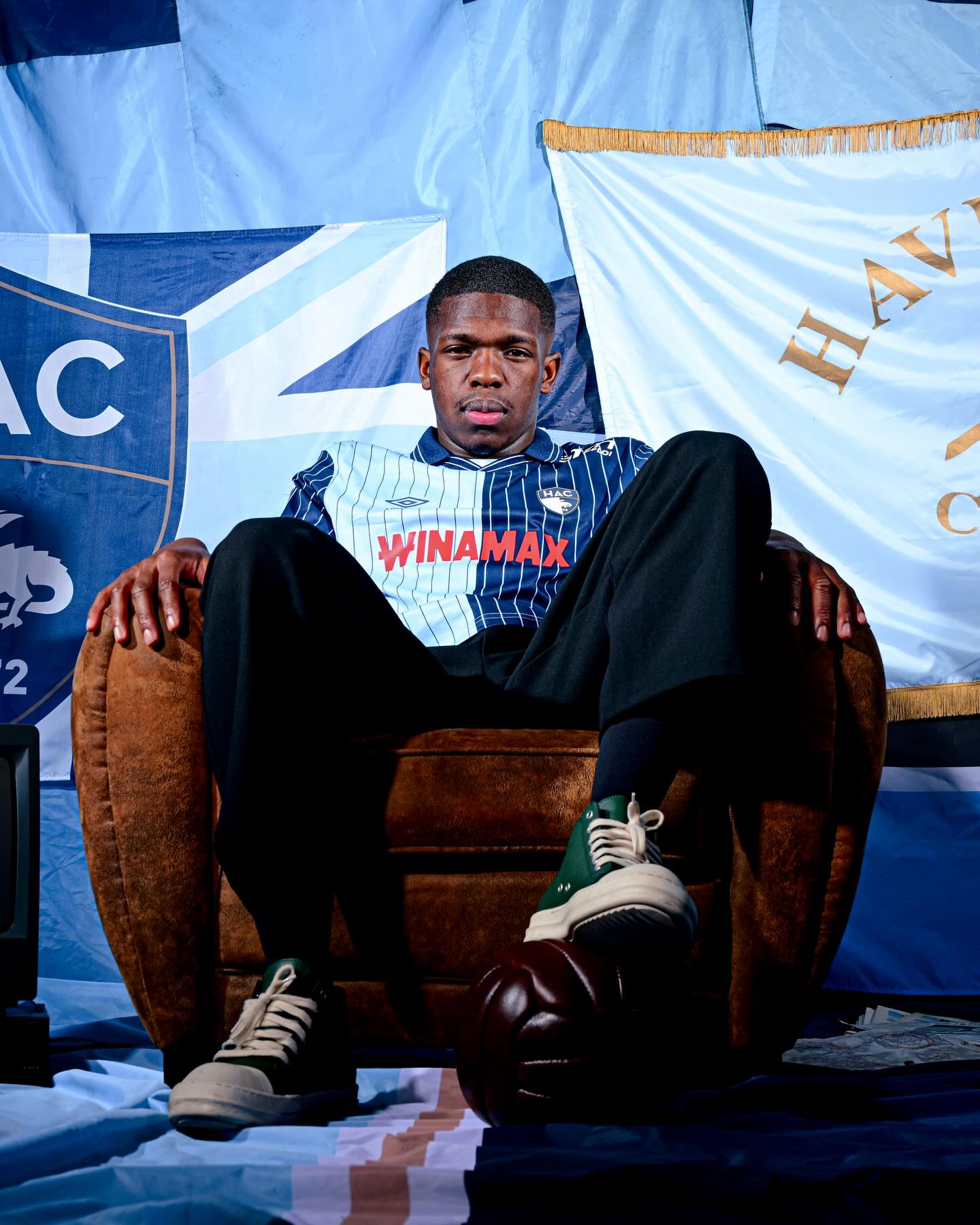 Un nouveau Ciel&Marine est 𝐞𝐧𝐫𝐞𝐠𝐢𝐬𝐭𝐫𝐞́. 💾

📇 Identité : Lucas Gourna
⚽ Poste : Milieu
🛬 Provenance : FC Red Bull Salzburg (en prêt)

Bienvenue au Havre Athletic Club Lucas. 🙋‍♂️