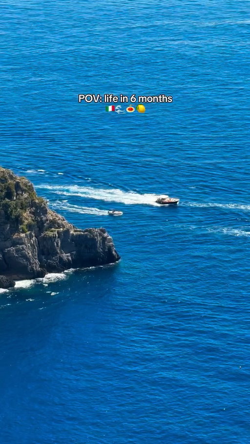 Calendar says winter but mind says euro summer...🇮🇹

📍Positano, Italy
🔗Link in bio to start planning your summer getaway. Better yet, book early and save big on weekly stays.