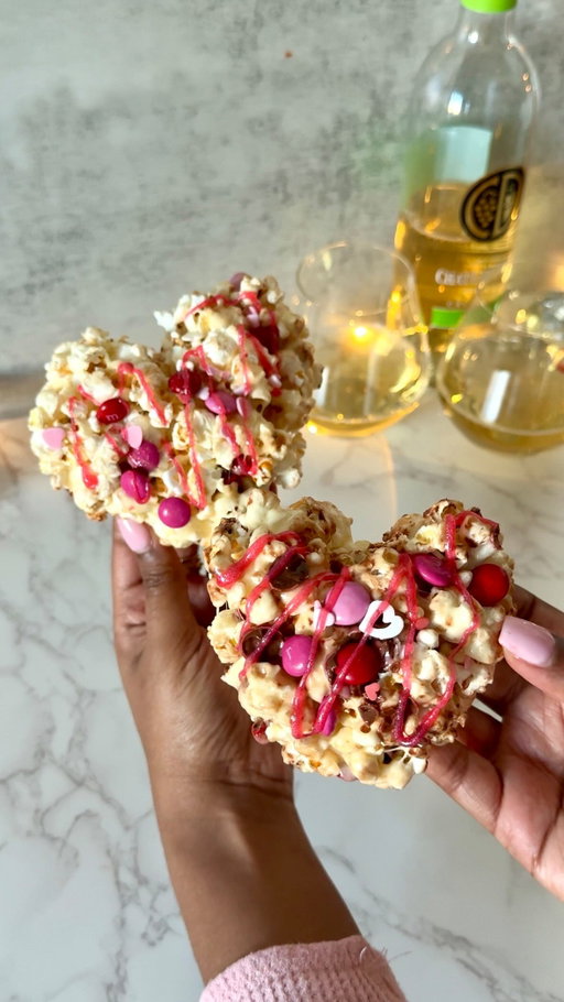 If Valentine’s Day were a snack, it would be these marshmallow popcorn hearts. 💕 Crunchy, gooey, and almost impossible to share. 🍿🍬

#Food #Valentines #Dessert #Marshmallow #EasyRecipes