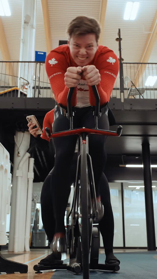 WARMING UP for the KILO at nationals championships! An event that is 1 minute of pure pain and a race against the clock! 

#trackcycling #cycling #fixie