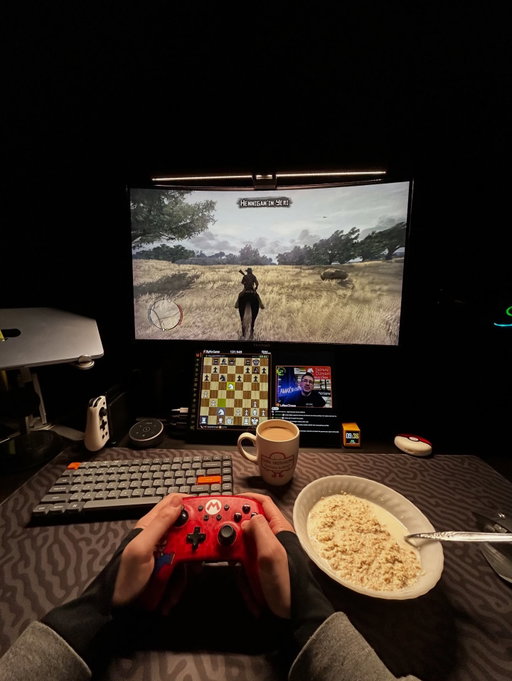 I took my horse in rdr1 this morning 😂 and chess ofc. Good way to start a day i guess? What are you playing btw 👀