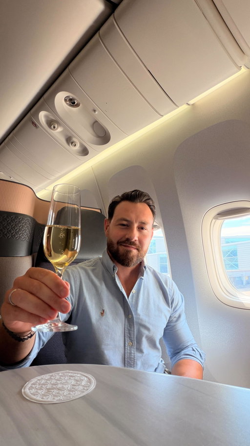 Come fly 24 hours from Brisbane to London with me in the @qatarairways Q-suite 💆‍♂️ I think it’s easily one of the best business class options today 

#Qsuite #qatarairways #qatarbusiness #stylishtravel #enjoytheflight