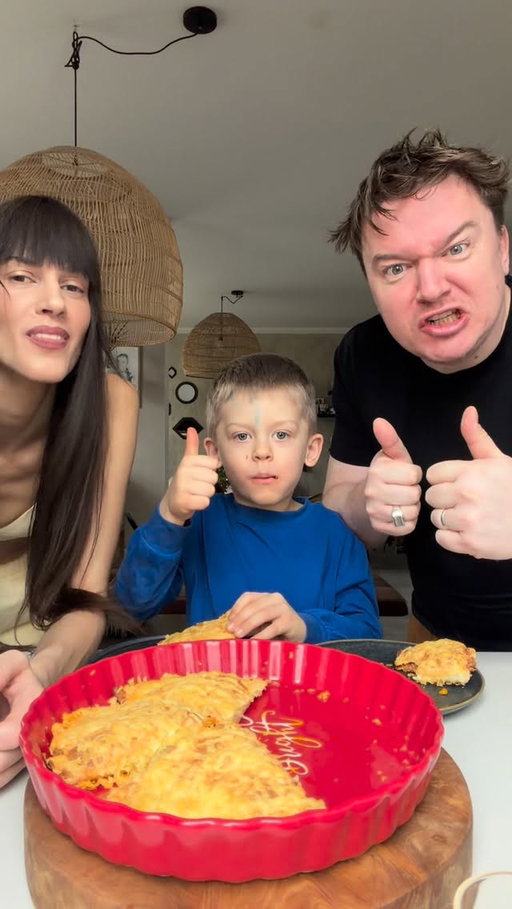 Tento rychlo oběd budete milovat 🥳
Budete potřebovat:
Vytvořte si směs dle své chuti ja použila vepřové a hovězí mleté, nekořenila přidala protlak, rajčata, kukuřici, parmazán, směs dejte do formy, ale můžete  jen na pečicí papír zastrouhate sýrem a hodíte do trouby na 200 stupňů cca 20 min 👌🏻top strop 🥳🥳dělám další várku