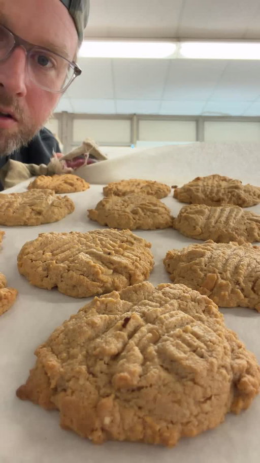 These peanut butter cookies were so easy it blew my mind 🥜 

1 cup CHUNKY peanut butter 
1 cup Sugar
1 Egg

Mix and Bake at 400 for about 12 minutes 

#groarkboysbbq #themeatteacher #culinaryteacher