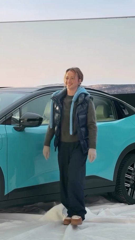 Les voici, les voilà: les coulisses de notre message du Bye Bye avec notre porte-parole @karinevanasse au volant de la Nissan LEAF 🎥

Here it is! A behind-the-scenes look at our Bye-Bye ad, featuring our spokesperson @karinevanasse driving the Nissan LEAF 🎥
