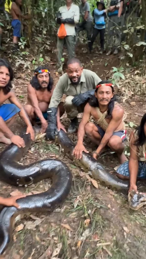 Not gonna lie, this one had me nervous- 17 feet of pure anaconda muscle?? Nobody’s holding that down hahaha. Go watch Pole To Pole! @disneyplus ‘n @hulu