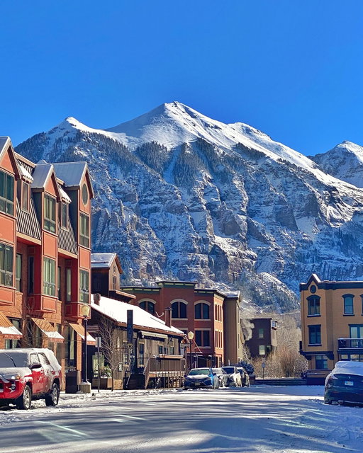 Snowflakes have fallen and Colorado mountain towns are calling! ❄️☎️

📸: @youandmeandtherv
