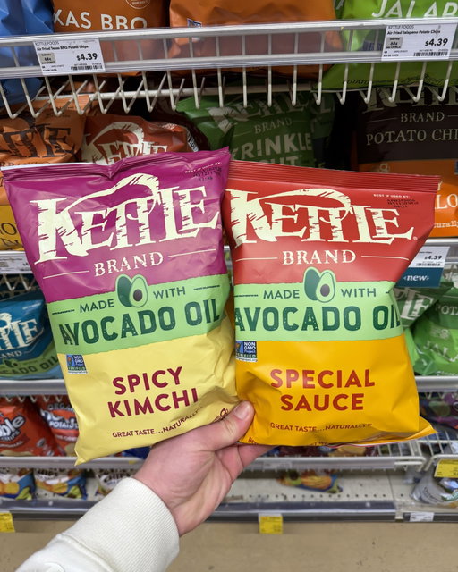 🥔 NEW Kettle Brand Avocado Oil Potato Chips bring big crunch with bold flavors! You can choose between Spicy Kimchi or Special Sauce, both cooked in avocado oil for that light, crispy texture 🌶️ These feel like a fun switch from classic chips when you want something with more personality 🥑 ($4.39) #WholeFoods #WholeFoodsMarket #snackaisle