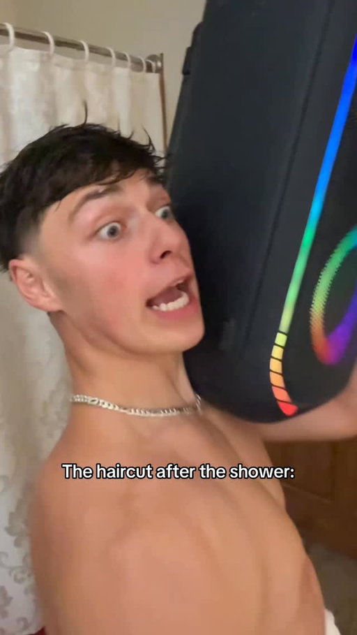 It’s a fine line between being chopped and clean 😭

•

•

•

•

•#relatable #haircut #scary #barbers #funny