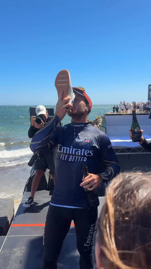 When in Australia hey @parkoluke 👟🍾

#SailGP