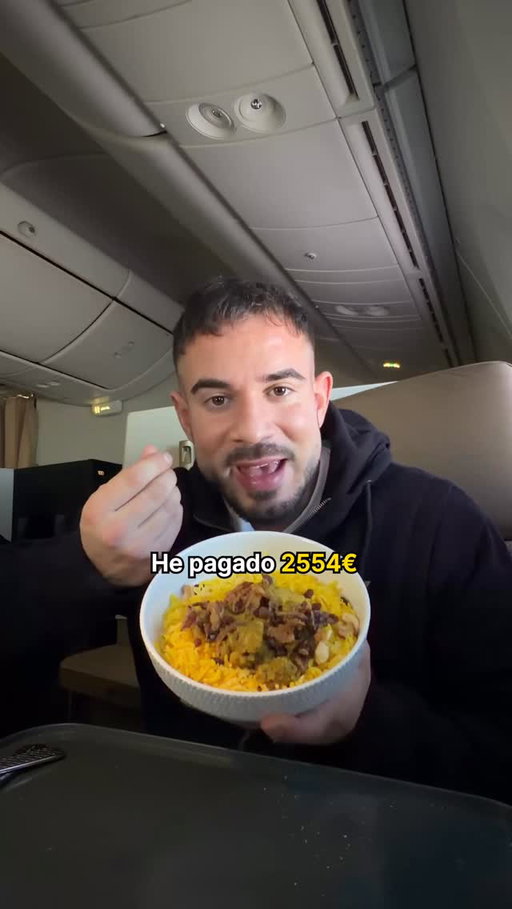 Comiendo en la clase Business de Etihad volando a Japón, esto es lo que te sirven las azafatas.. ¿Pagarías ese precio por volar en avión en business y comer esto?