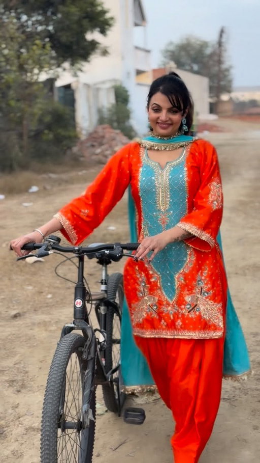 🤪🤪
.
.
.
.
.

Outfits @qaseedabyveersaron 🙏
#punjabi #reels #happiness #punjab punjabisuit