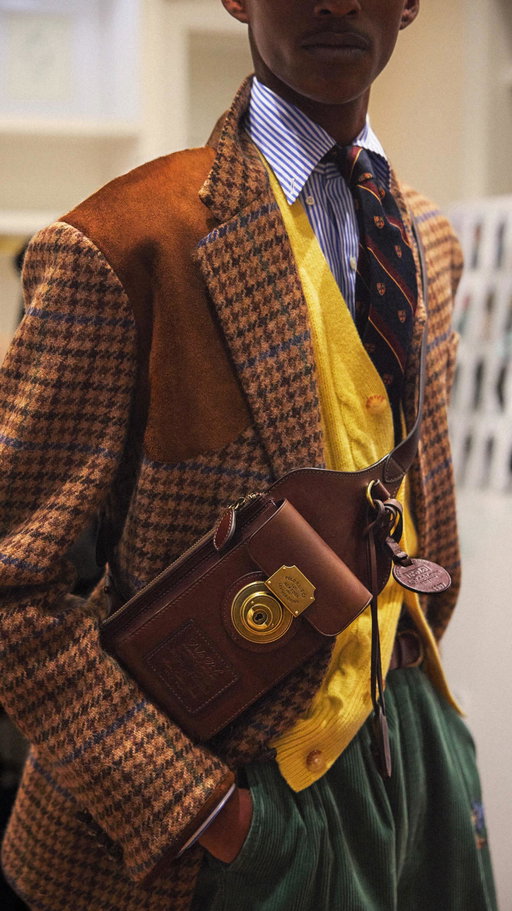 The energetic atmosphere at Palazzo Ralph Lauren in the moments before #RalphLaurenFall26 is unveiled for #MilanFashionWeek.

Discover more from the #RLPurpleLabel and #PoloRalphLauren men’s Fall 2026 presentation via the link in bio.

#RLArtistinResidence #TÓPA