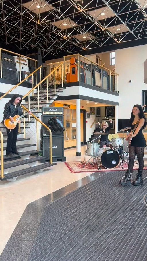 REST IN POWER @ozzyosbourne !!🤟🤟🤟 @marshallamps @joeypenny_ _ @hattie_steel @laylajenn #lespaul #guitars #guitar #guitarsdaily #guitarsofinstagram #pedals #pedalsdaily #guitarist #tone #knowyourtone #ozzyosbourne #vibe #vintagevibe #gibson #gibsunday #telecaster #bohostyle #blues #fender #stratocaster #truevintage #rock #soul #metal #60sfashion #70sfashion #marshallamps