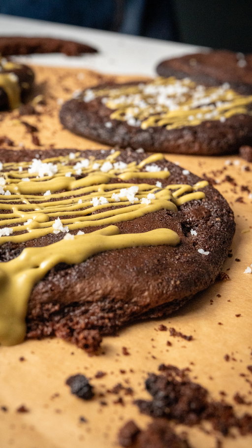 Os Melhores Cookies com Creme de Pistáchio....na Air Fryer! 🍪❤️
Perfeitos para um lanche especial ou sobremesa de fim de semana.

👉 Comente BOLACHAS para receber a receita completa! 

Só vai precisar de:
- 160 g de chocolate (culinária)
- 60g de manteiga sem sal
- 20 g de cacau em pó ou chocolate 
- 2 ovos 
- 90 g de farinha de aveia
- 100g de açúcar de coco ou mascavado
- 1⁠colher de chá de bicarbonato de sódio
- 1 pitada de sal
- 1 colher de chá de essência de baunilha
- Pepitas de chocolate ou chocolate partido
- Creme pistáchio q.b.
- Flor de Sal q.b.

Com os melhores produtos da @radiopopular e as dicas da @apitadadopai fazer receitas irresistíveis em casa...fica ainda mais fáceis. 😉❤️

#cookies #receitas #airfryer #apitadadopai #radiopopular