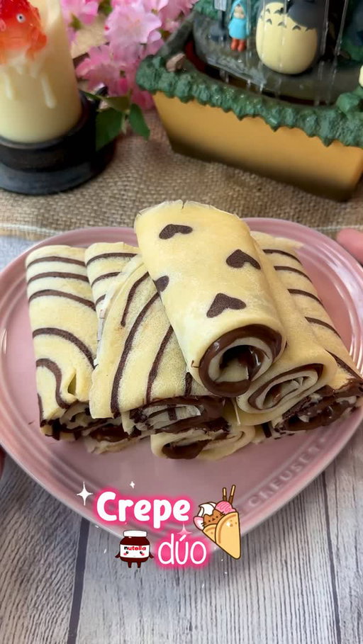 🌸 CREPES DÚO 💖 

🌸 Estoy recreando mis recetas más virales para empezar el año, y hoy le toca el turno a los crepes que más he repetido en distintas recetas 🤭porque siempre quedan genial
 
🌸INGREDIENTES (10 crepes aproximadamente)
➖ 3 huevos
➖ 5 gr de endulzante yummy flavors vainilla o 50 gr de azúcar
➖ 60 gr de mantequilla derretida
➖ 500 ml de leche (dividida en 2)
➖ 250 gr de harina
➖ 10 gr de cacao en polvo

🌸 Mezcla los ingredientes, añadiendo la leche poco a poco al final para evitar que queden grumos en la masa
🌸 Separa 200 ml y añade cacao en polvo. Usa un biberón de repostería o bote para salsas o incluso puedes hacerlo con una cuchara y que salga modo abstracto 🤣
🌸 usa una sartén antiadherente a fuego medio/bajo. Dibuja con la masa de chocolate y vierte la otra encima. 
🌸 Rellena de la crema que prefieras (o no y cómelos solos que también están buenísimos🤭)

⁣ #recetasburpee_vet  #postres #recetas #recetasfaciles