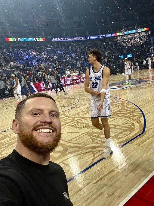 🤳 When @behzingagram steals your phone midgame 😂 

#NBALondon 🇬🇧