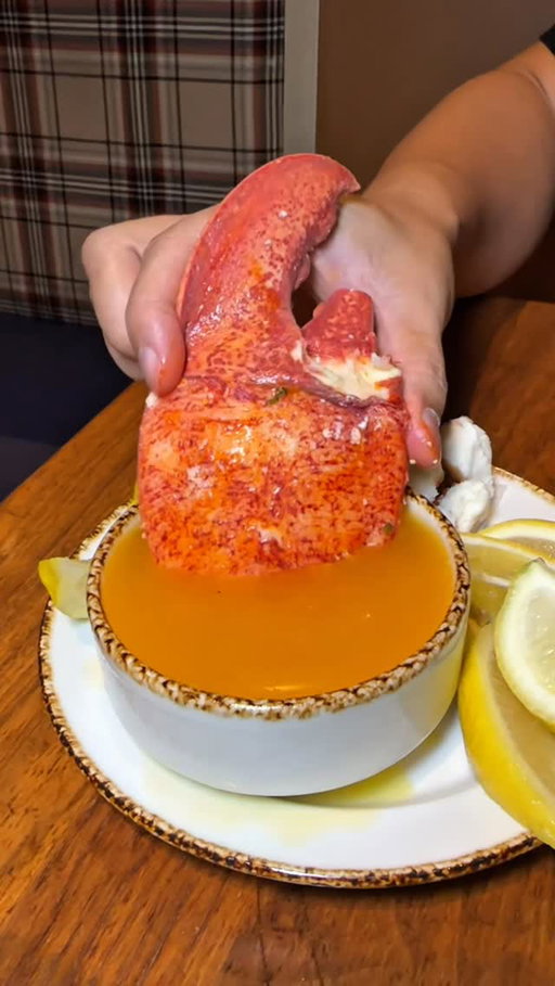 One of the biggest lobsters I've ever feasted on was from @palms AYCE Lobster Dinner buffet when we were served this 6lb beauty featuring gigantic lobster claws.