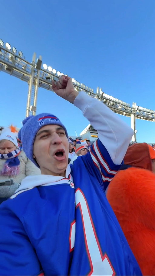 tough crowd 😅
.
.
.
#bills #broncos #pov #couple #reels