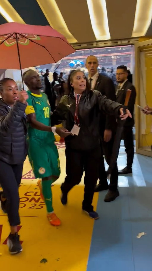 Sadio Mané - Champion d’Afrique !! @newworld_sport
Au micro de notre consultant Sébastien Bassong @officielsbn 
#senegalrek 

📹 @sol_ange_drl 

#can #sénégal #maroc #sadiomane