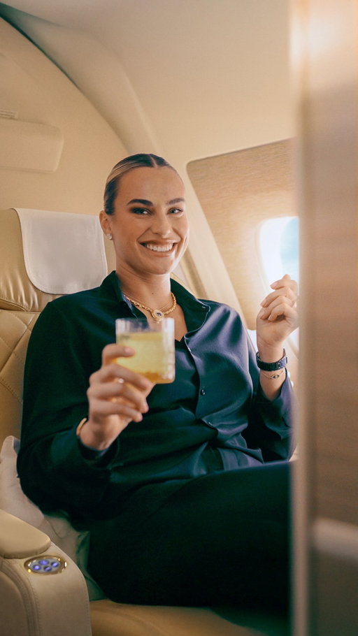 Welcome onboard @arynasabalenka, our brand new Tennis Ambassador. 🎾✈️
 
First Class service!
 
#Emirates #FlyBetter