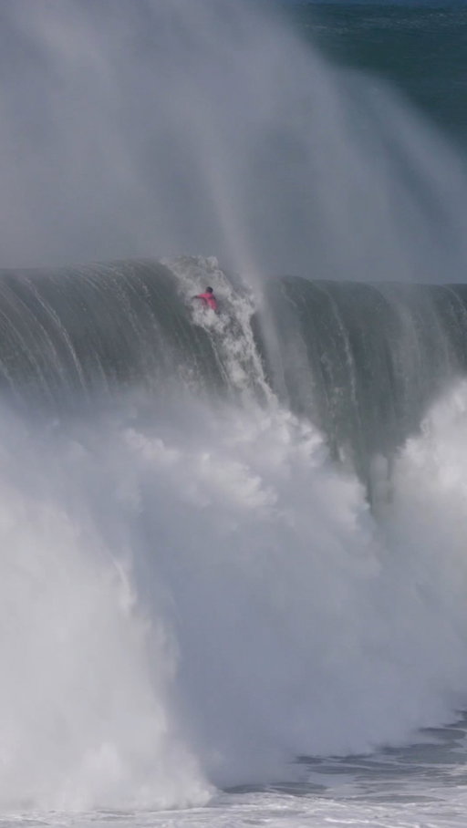 Heart rate just went up? Same 😳

@lucaschumbo takes the hit, then tows into another giant wave. 

🎥: @yuneskhader 

#rescue #jetski #bigwaves #nazare